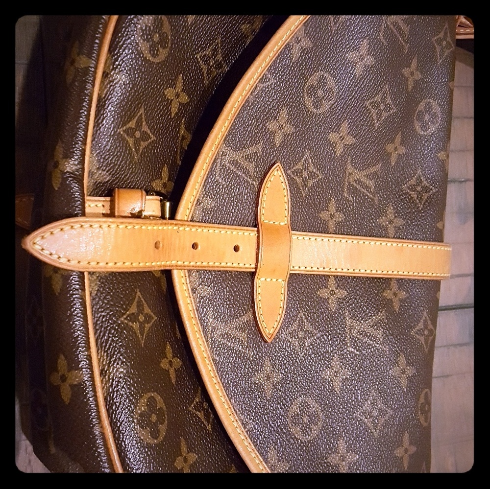 Authentic Louis vuitton saumur 30